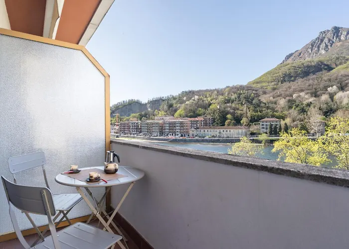 Апартаменты Lakefront Retreat Лекко