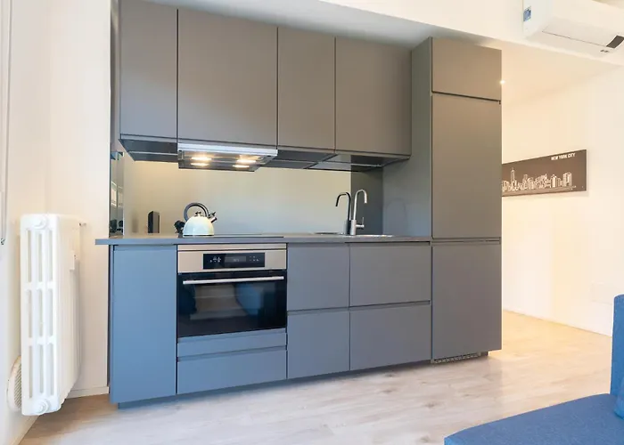 Апартаменты Lakefront Retreat Лекко