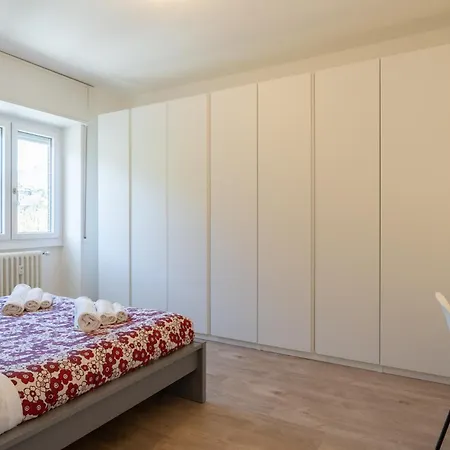 Lakefront Retreat 아파트